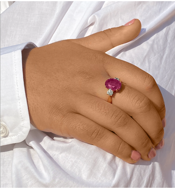 Anillo oro rosa diamante y Ruby detalle