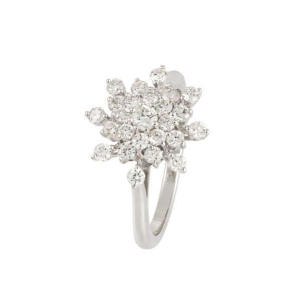 Anillo floral de diamantes en oro blanco de 18k